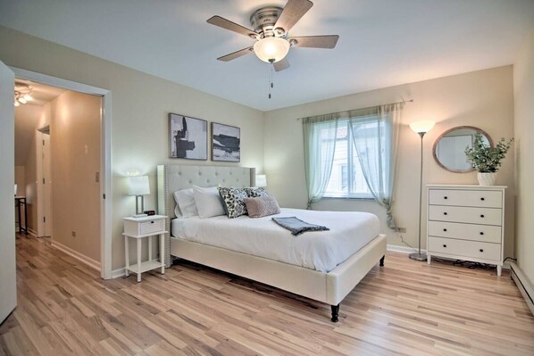 5 quartos, escrivaninha, ferros/tábuas de passar roupa, berço de viagem