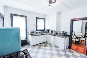 Kühlschrank, Mikrowelle, Ofen, Herdplatte