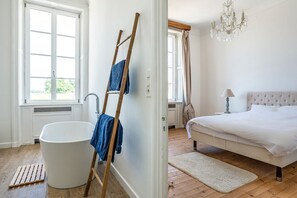 6 bedrooms, iron/ironing board, internet, bed sheets