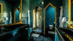 A luxurious bathroom with a large mirror, two sinks, a shower, and a toilet. - Villa Tacai - Six Bedroom Villa, Sleeps 12 (Sidi Youssef Ben Ali)