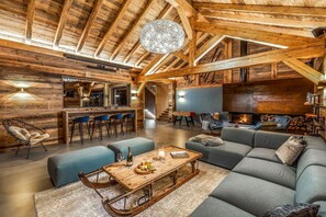 Kamin, Tischfußball, Tischtennisplatte, Stereoanlage