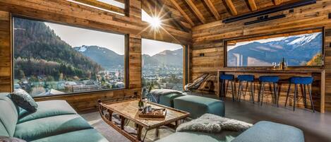 Fireplace, table football, ping pong, stereo