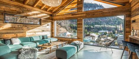 Fireplace, table football, ping pong, stereo