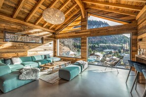 Kamin, Tischfußball, Tischtennisplatte, Stereoanlage