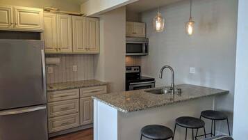 Jääkaappi, mikroaaltouuni, uuni, liesi