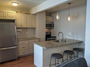 冷蔵庫、電子レンジ、オーブン、コンロ