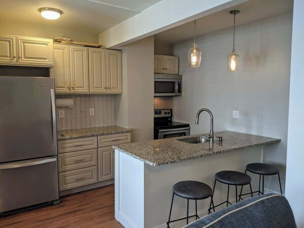 Frigorífico, microondas, horno y placa de cocina