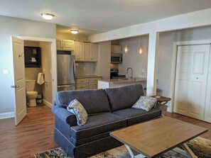 Una televisión, una oficina