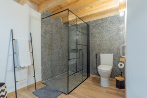 Shower, hair dryer, towels - Casa São José (Carvalhal)