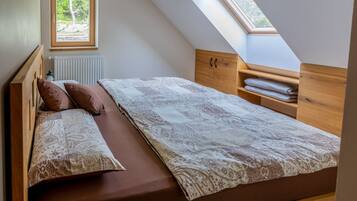 4 bedrooms, iron/ironing board, free internet, bed sheets