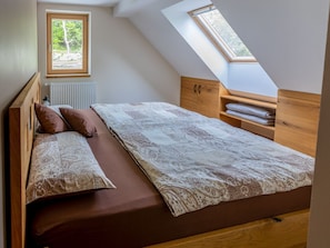 4 bedrooms, iron/ironing board, free Internet, bed sheets