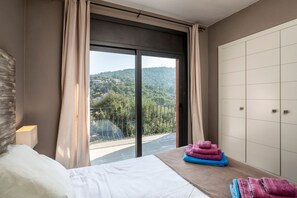 4 عدّة غرف نوم ومكواة/لوح كي وواي فاي وملاءات أسرّة