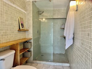 Shower, towels, soap, toilet paper - Designed Loft With Beautiful Double Height! (Ciudad de México)