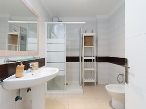 Een douche, een haardroger, handdoeken