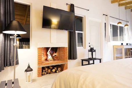 Basic Cabin | 1 bedroom, blackout drapes, iron/ironing board, free WiFi