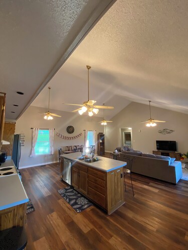 Beautiful Lakefront Retreat w/ Private Dock! Minutes from public boat ramp