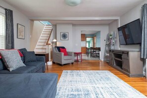 Een televisie en een kantoor