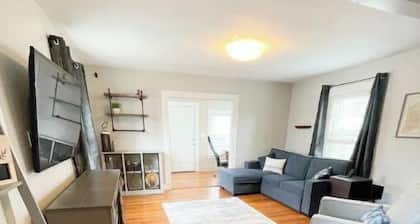 Charming New England Colonial !!!