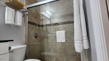 シャワー、ヘアドライヤー、タオル、石鹸