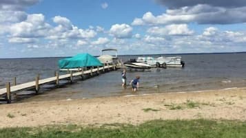 En la playa, camastros y toallas de playa