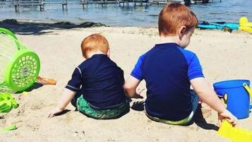 Sur la plage, chaise longue, serviettes de plage
