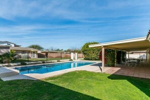 Outdoor pool - North Phoenix 6 Bedroom with Guest House & Pool!   Great for Large Groups (Phoenix)