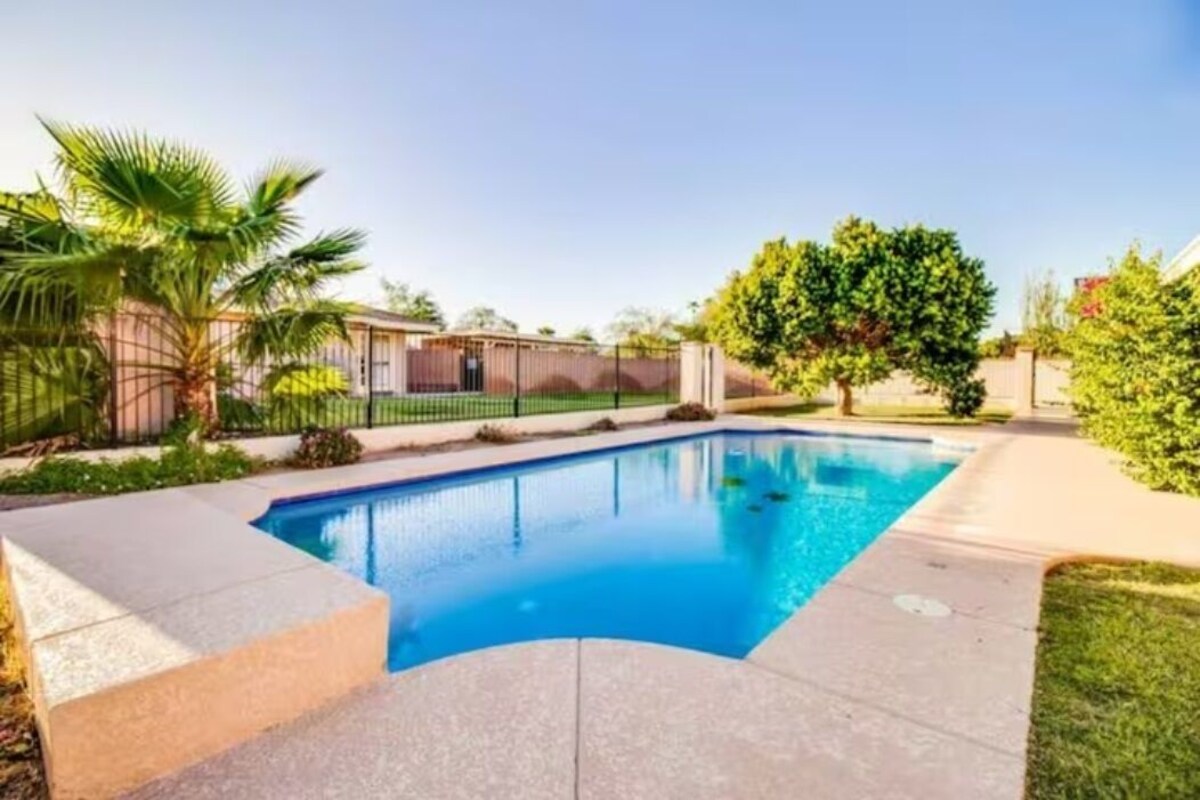 North Phoenix 6 Bedroom with Guest House & Pool! Great for Large Groups
