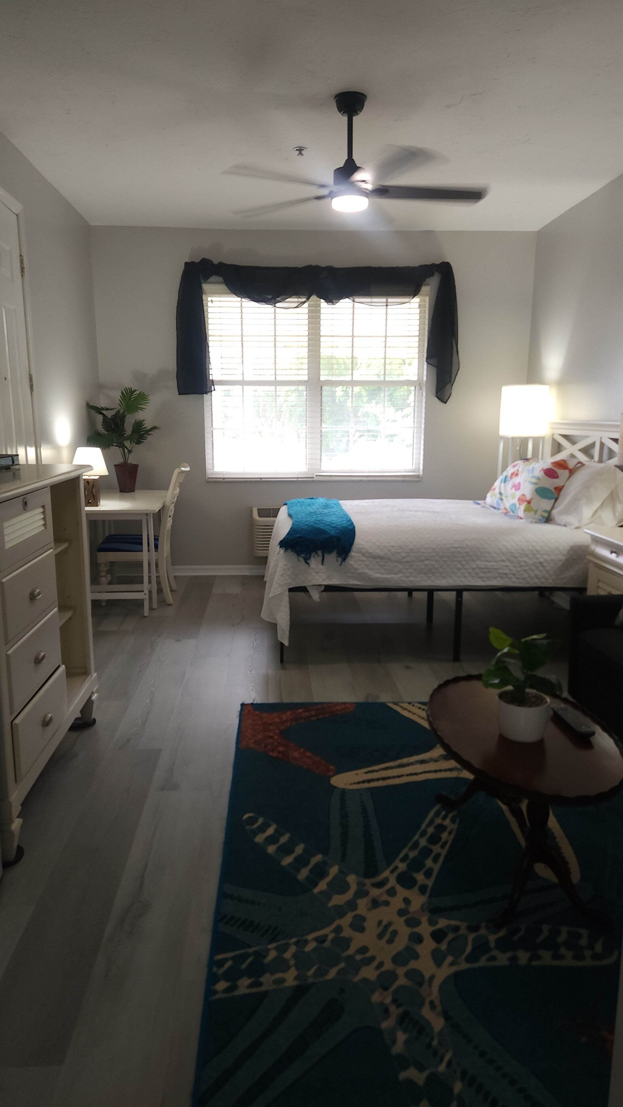 1 quarto, escrivaninha, ferros/tábuas de passar roupa, Wi-Fi de cortesia