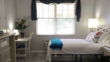 1 quarto, escrivaninha, ferros/tábuas de passar roupa, Wi-Fi de cortesia