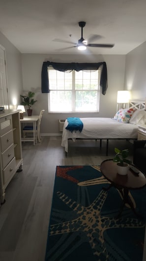 1 quarto, escrivaninha, ferros/tábuas de passar roupa, Wi-Fi de cortesia