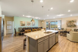 ハウス | 専用キッチン | 大型冷蔵庫、電子レンジ、オーブン、コンロ