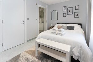 Suite Comfort, 1 llit doble, amb bany privat | 1 dormitori, llençols de cotó egipci i roba de llit d'alta qualitat 