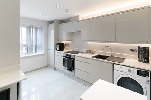 Suite exécutive, 1 lit double, balcon | Cuisine partagée | Mini-réfrigérateur, un four, surface de cuisson, vaisselle et ustensiles
