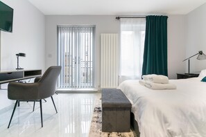 Suite executiva, 1 llit doble, balcó | 1 dormitori, llençols de cotó egipci i roba de llit d'alta qualitat 