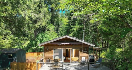 McKenzie Bridge River's Edge Retreat, a cozy cabin on over two acres