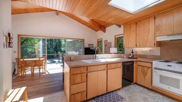 Mikrobølgeovn, ovn, kokeplater og oppvaskmaskin