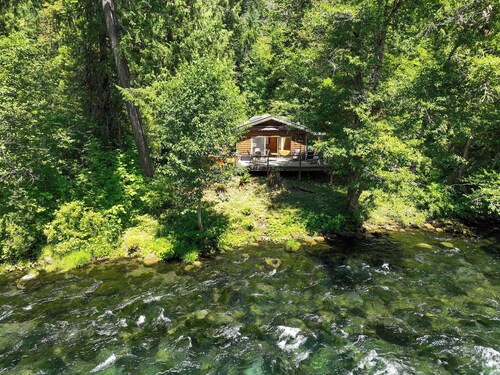 McKenzie Bridge River's Edge Retreat, a cozy cabin on over two acres