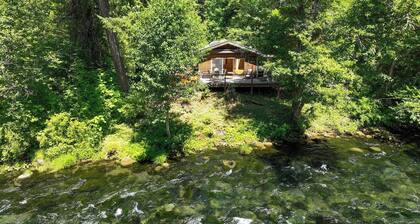 McKenzie Bridge River's Edge Retreat, a cozy cabin on over two acres