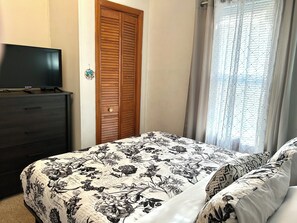 2 室のベッドルーム、デスク、アイロン / アイロン台、旅行用ベビーベッド