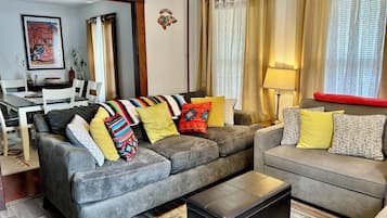 TV de tela plana, livros