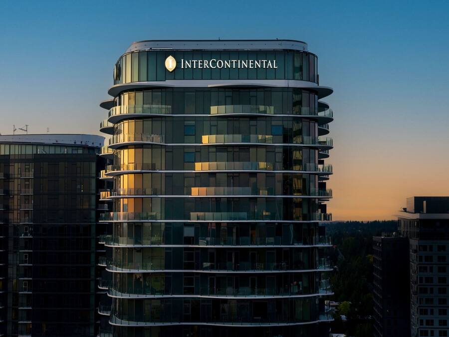 Un edificio moderno de varios pisos con fachada curva y el nombre INTERCONTINENTAL claramente visible en la parte superior.