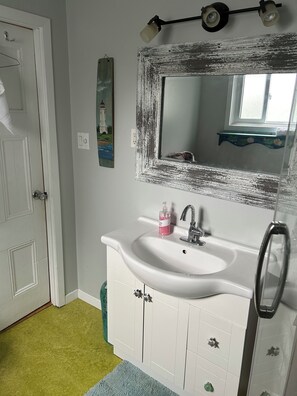 Een douche, een haardroger, handdoeken, zeep