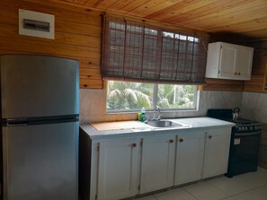 Casa de campo básica, 1 cama de matrimonio grande, vistas al jardín | Cocina privada | Frigorífico, horno y utensilios de cocina