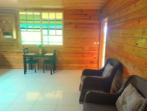 Casa de campo básica, 1 cama de matrimonio grande, vistas al jardín | Zona de estar | Smart TV de 25 pulgadas con canales digitales