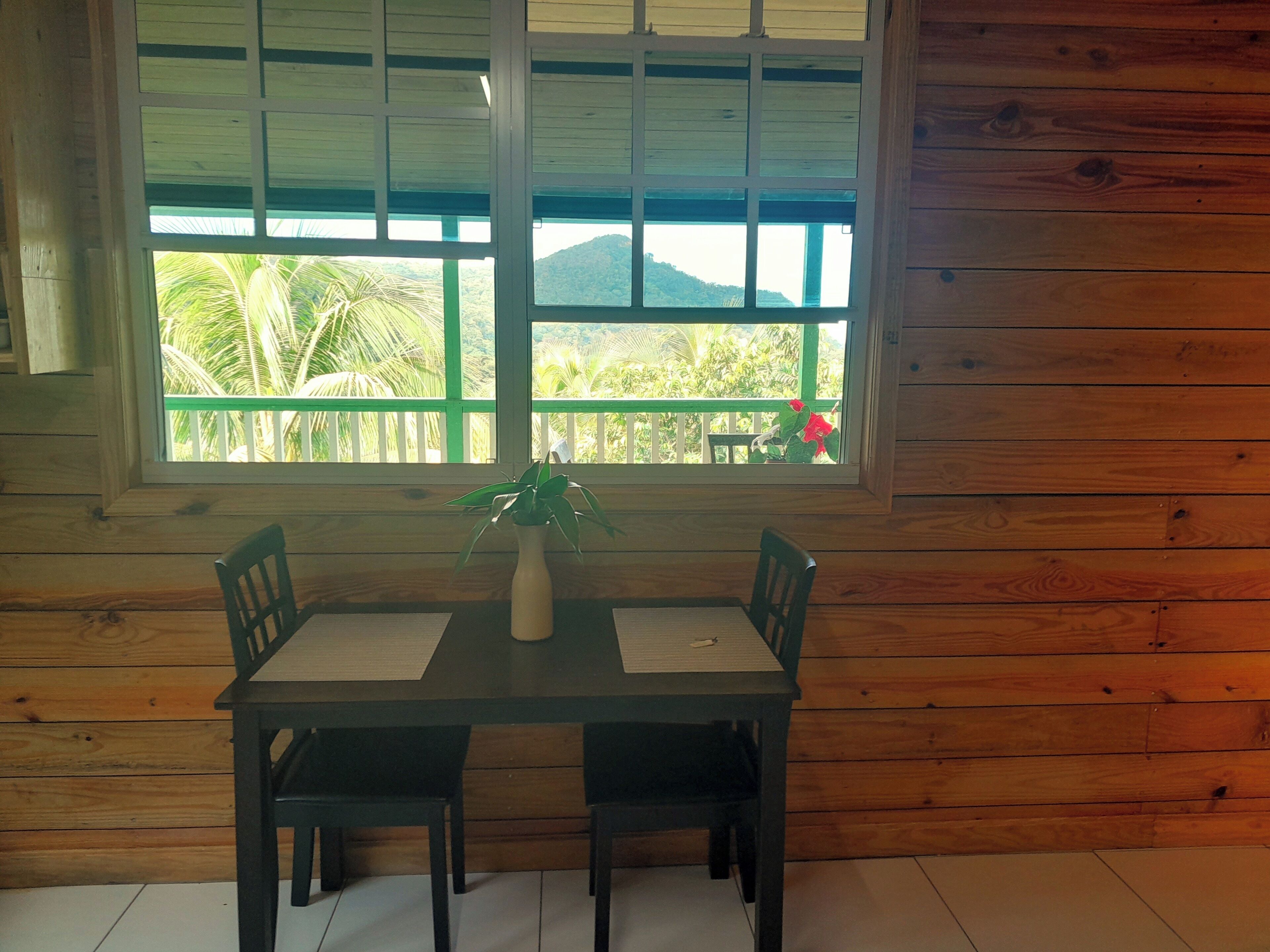 Basic-Ferienhaus, 1 King-Bett, Gartenblick | Essbereich im Zimmer