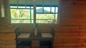 Basic-Ferienhaus, 1 King-Bett, Gartenblick | Essbereich im Zimmer