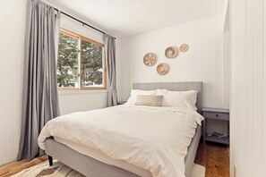 3 bedrooms, desk, free WiFi, bed sheets