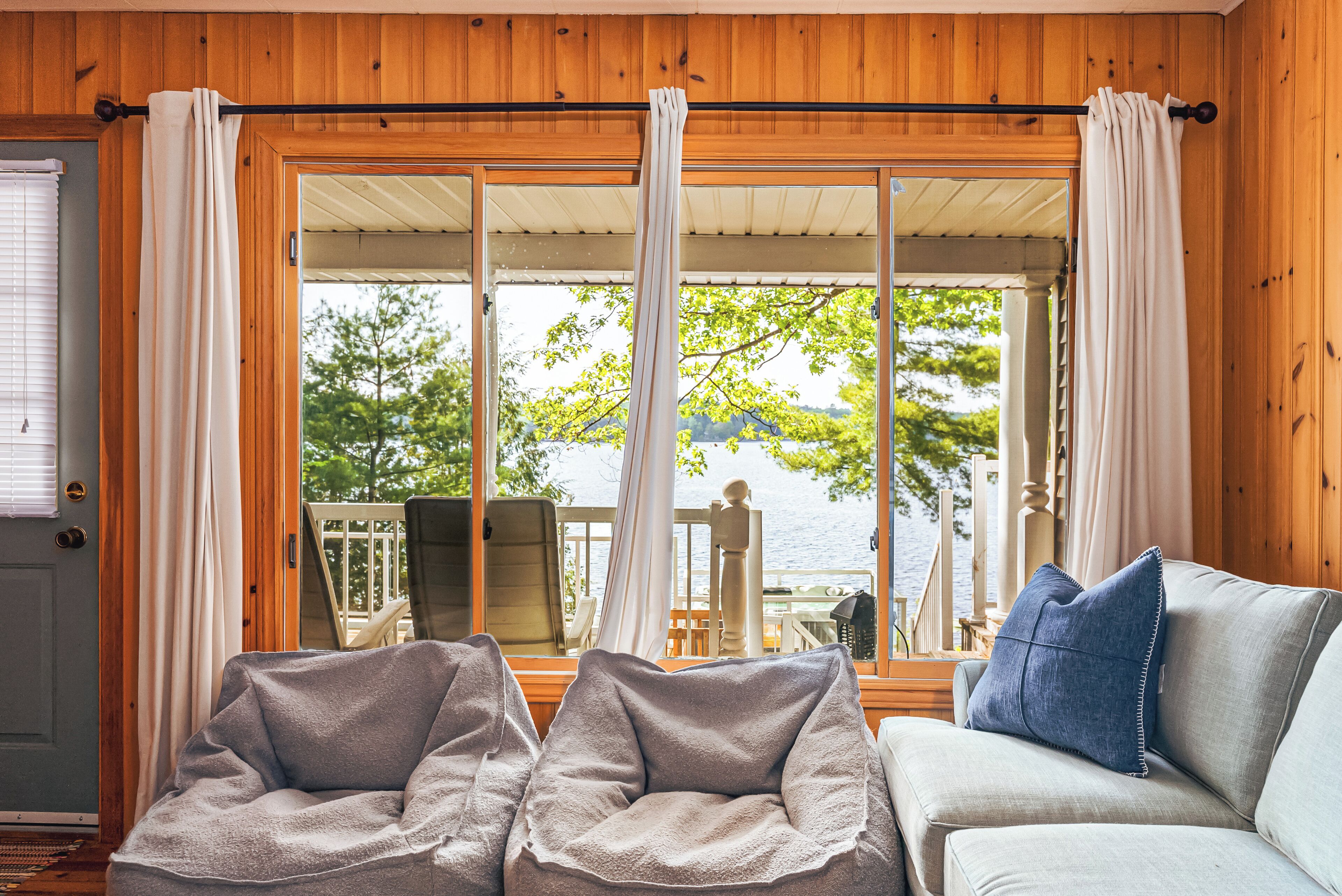 Een smart-tv, een open haard en boeken