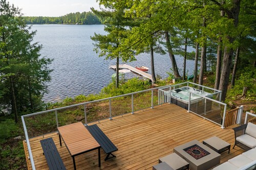 Muskoka Waterfront Cottage w/ Hot Tub, Wi-Fi & AC (Pet-Friendly!)