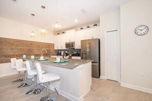 Fridge, microwave, oven, dishwasher - Wonderful Townhouse 4Beds/3Bath/Pool/18Min From Disney (Davenport)